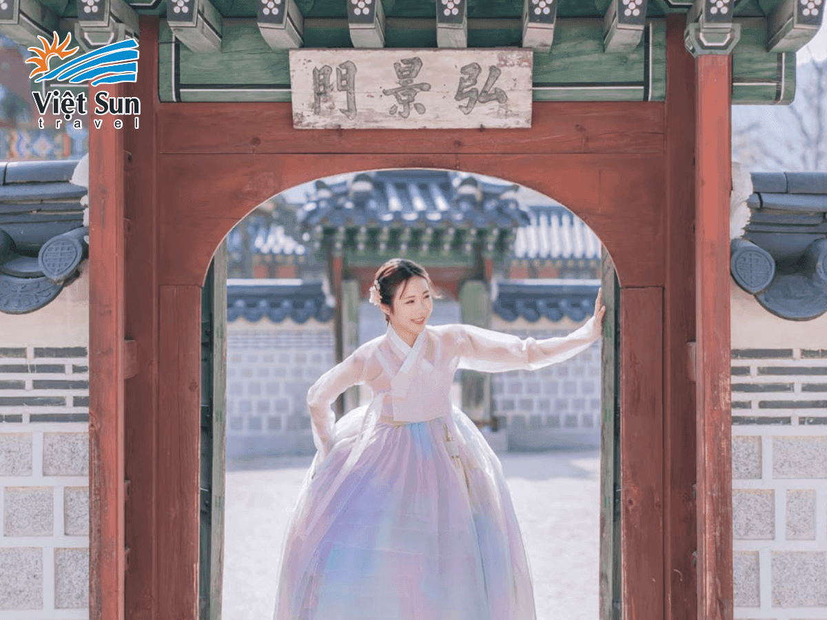 Du khách mặc hanbok tham quan cung điện Gyeongbokgung dưới trời nắng nhẹ
