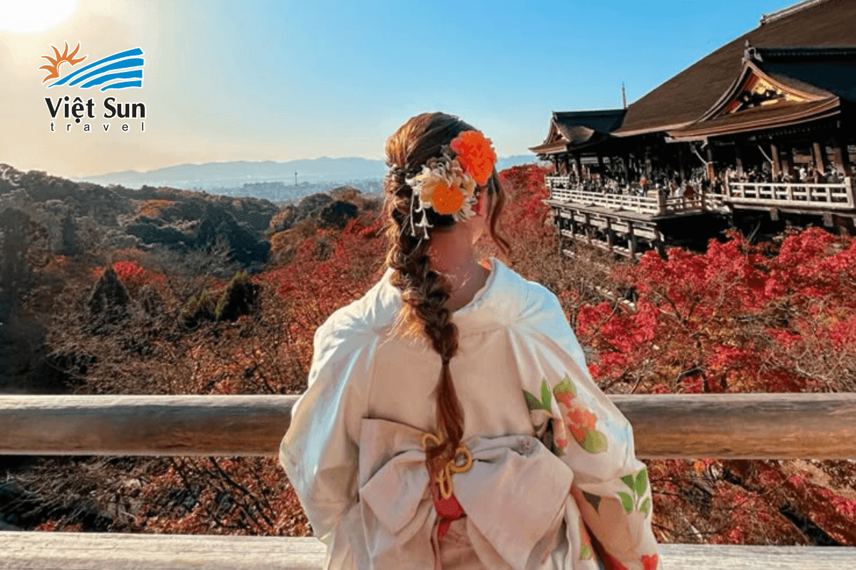 Du khách mặc kimono chụp ảnh tại chùa Kiyomizu Kyoto.