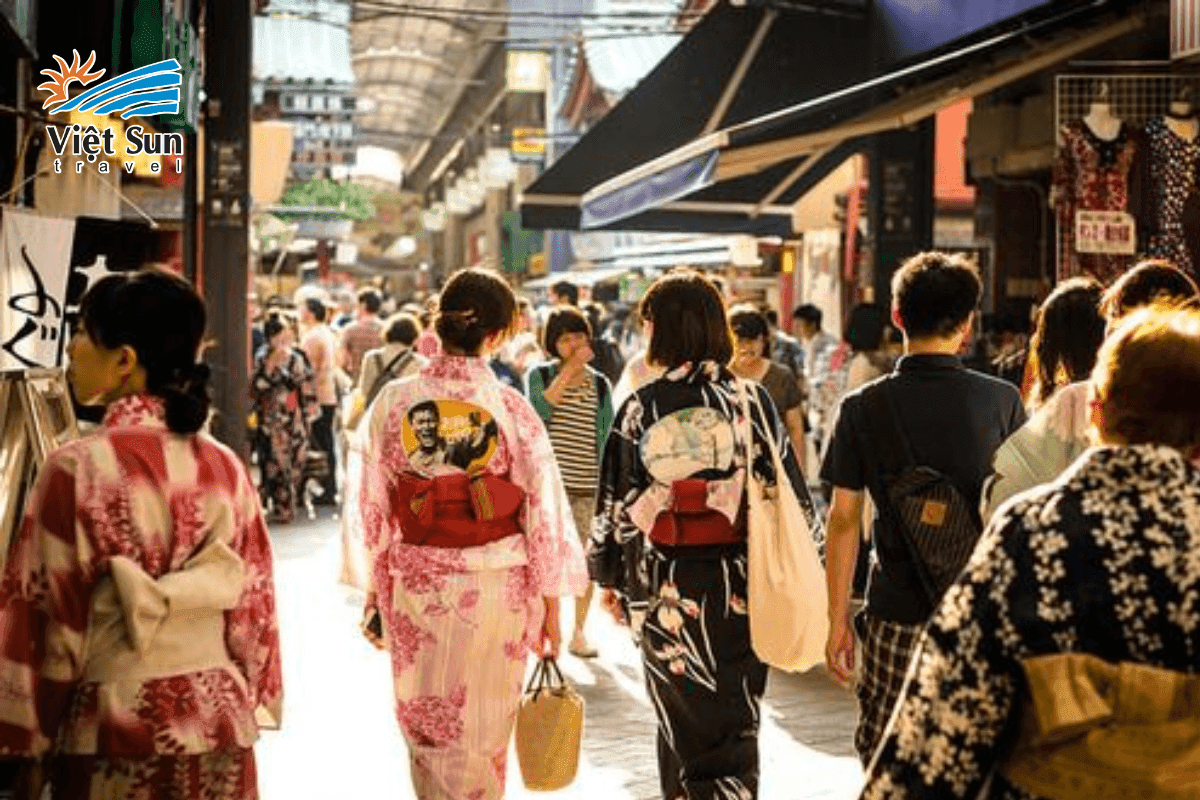 Du khách mặc yukata tham quan đền tại Kyoto mùa thu.