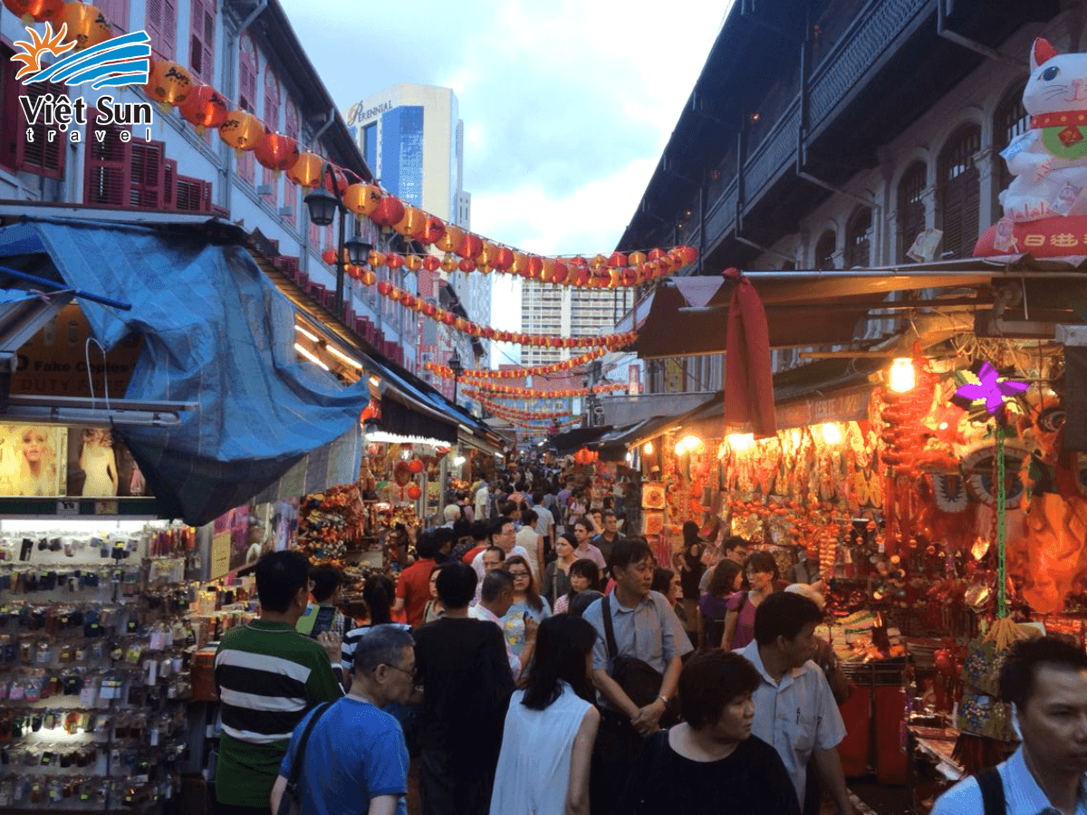 Du khách nô nức tham quan mua sắm tại Chinatown