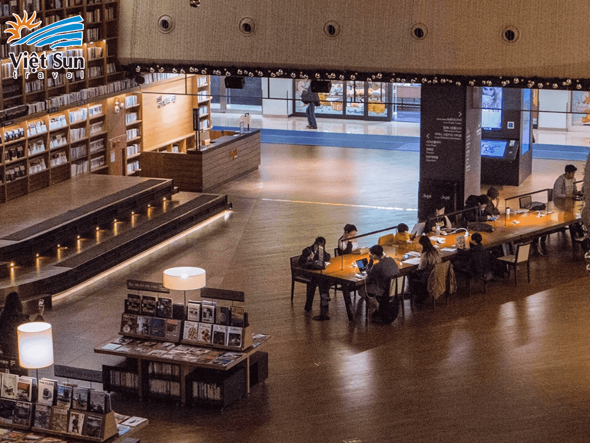 Du khách tận hưởng không gian yên tĩnh và ghi lại những khoảnh khắc đẹp tại thư viện Starfield