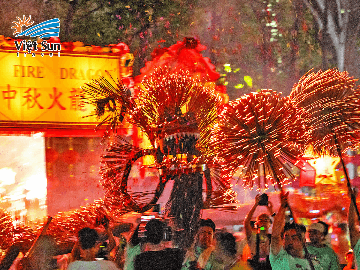 Du khách tham gia lễ hội múa rồng lửa Tai Hang