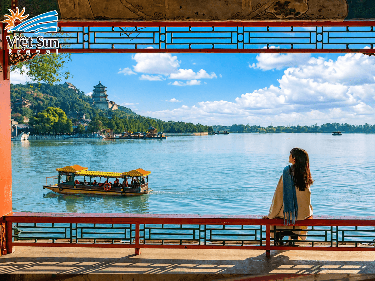 Du khách tham quan Di Hòa Viên Bắc Kinh