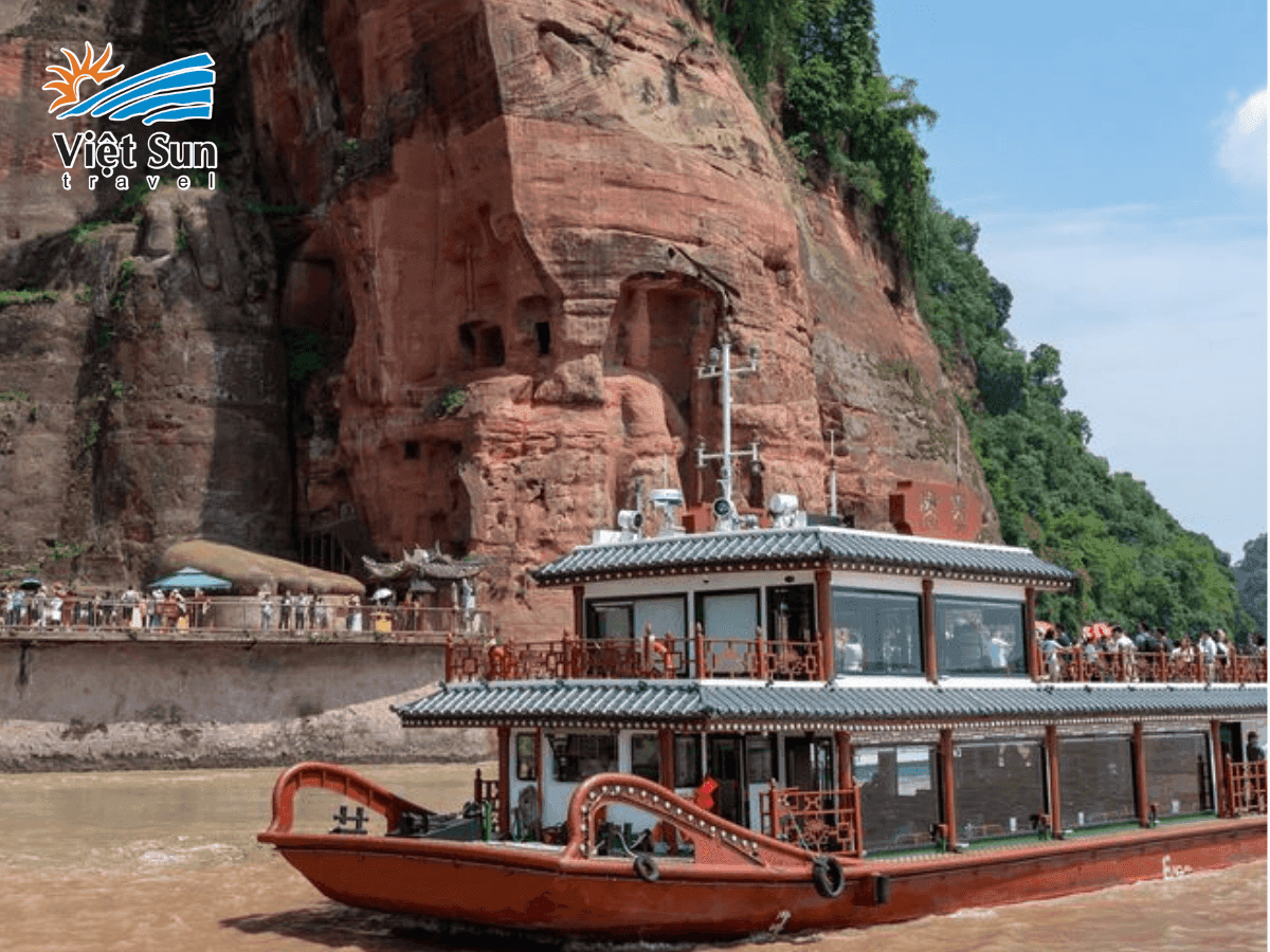 Du khách tham quan Lạc Sơn Đại Phật từ thuyền trên sông