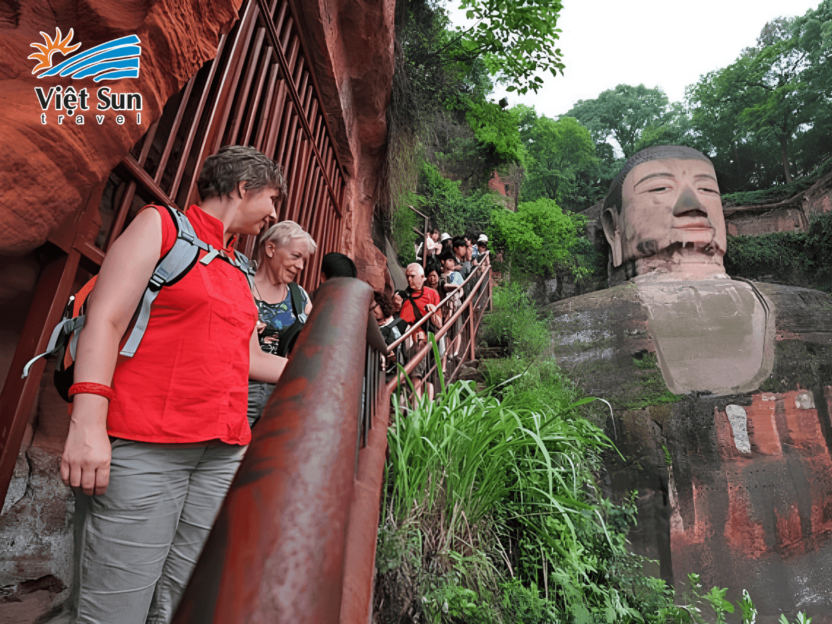 Du khách tham quan khu vực Lạc Sơn giữa không gian thiên nhiên