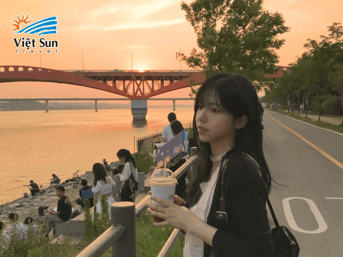 Du khách đạp xe thư giãn bên bờ sông Hàn trong công viên Hangang