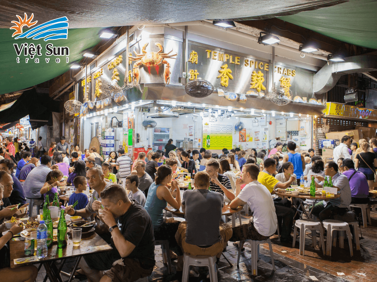 Du khách thưởng thức món ăn đường phố tại chợ đêm Hồng Kông