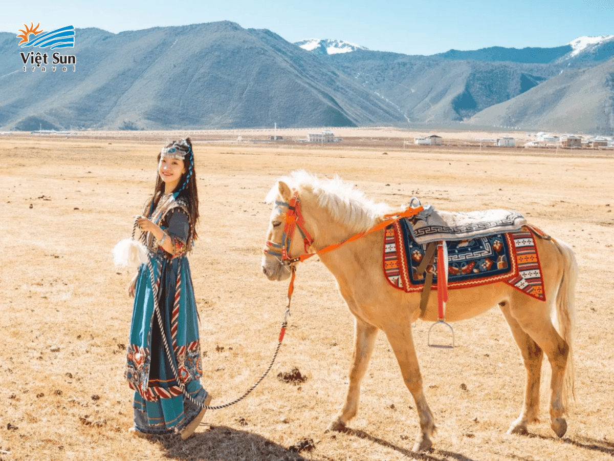 Du khách trải nghiệm chụp ảnh với trang phục truyền thống