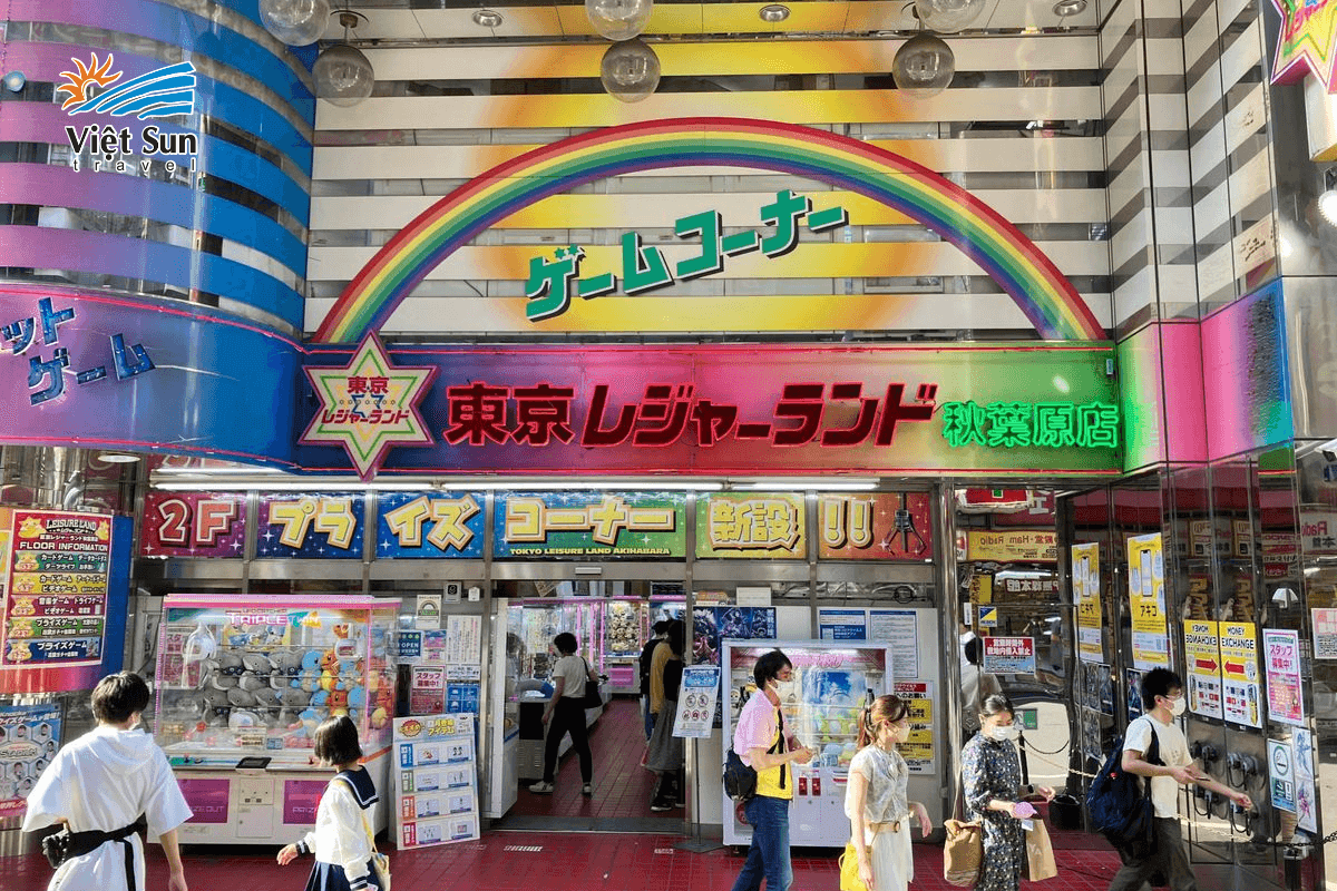 Du khách trải nghiệm game center tại Akihabara.