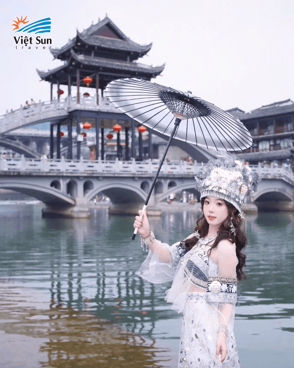 Du khách trải nghiệm mặc trang phục truyền thống của dân tộc Miêu