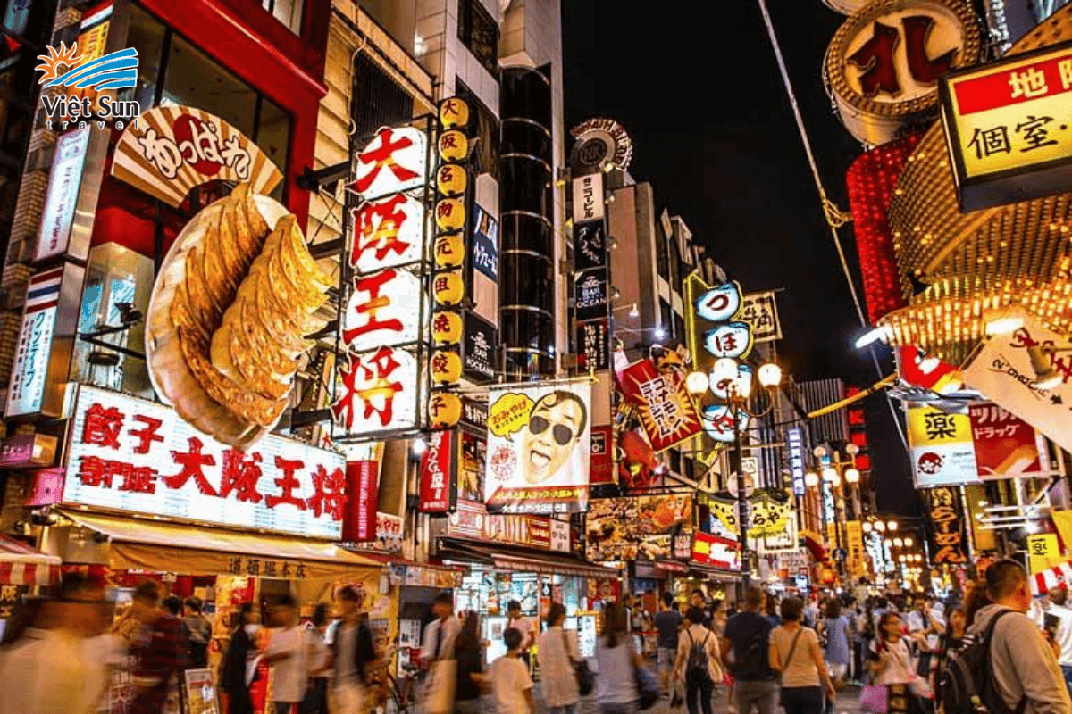 Du khách trải nghiệm văn hóa bản địa tại chợ đêm Osaka.