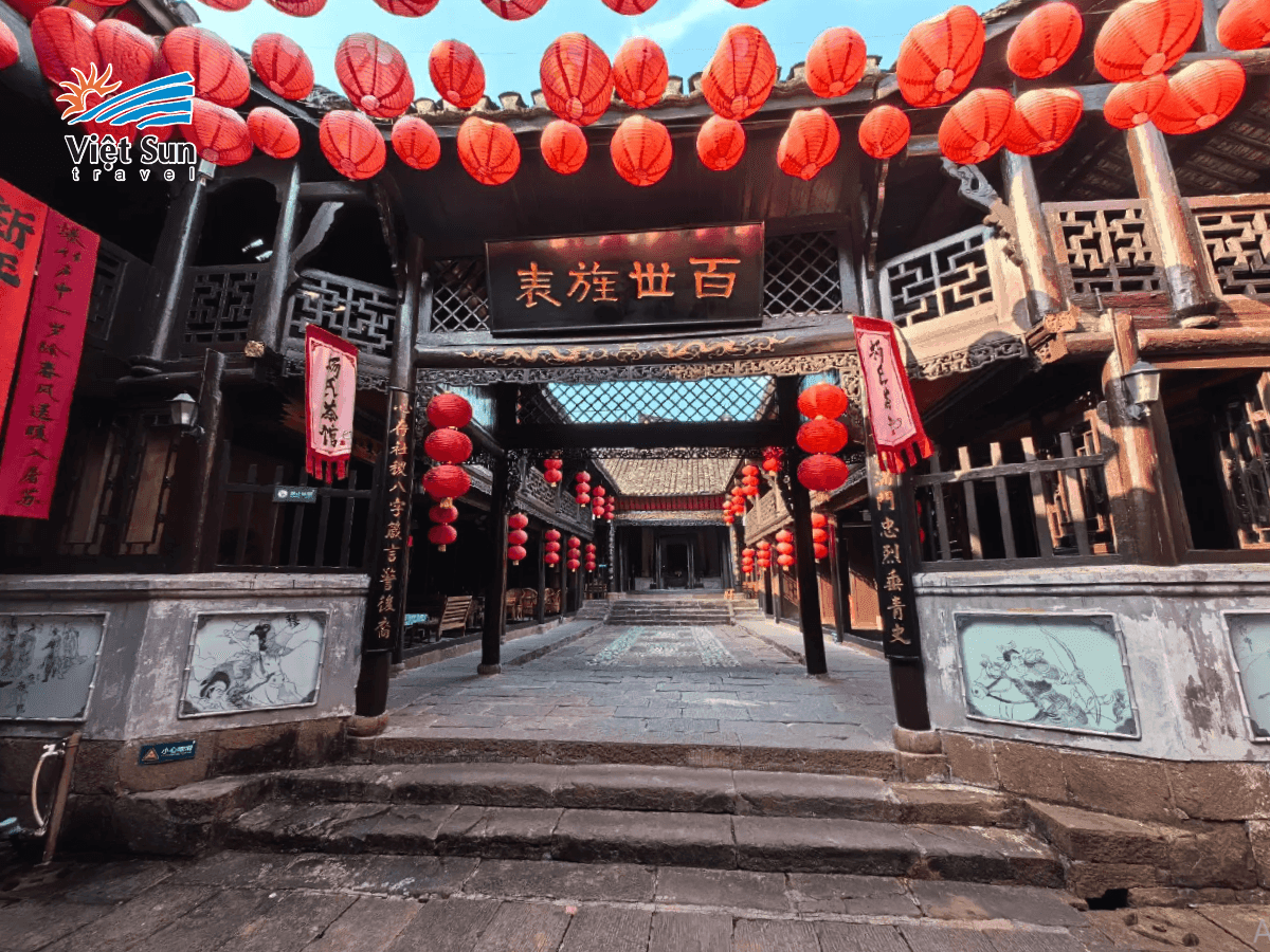 Du lịch Phượng Hoàng Cổ Trấn – ghé thăm nhà cổ họ Dương để cảm nhận chiều sâu văn hóa của mảnh đất ngàn năm tuổi