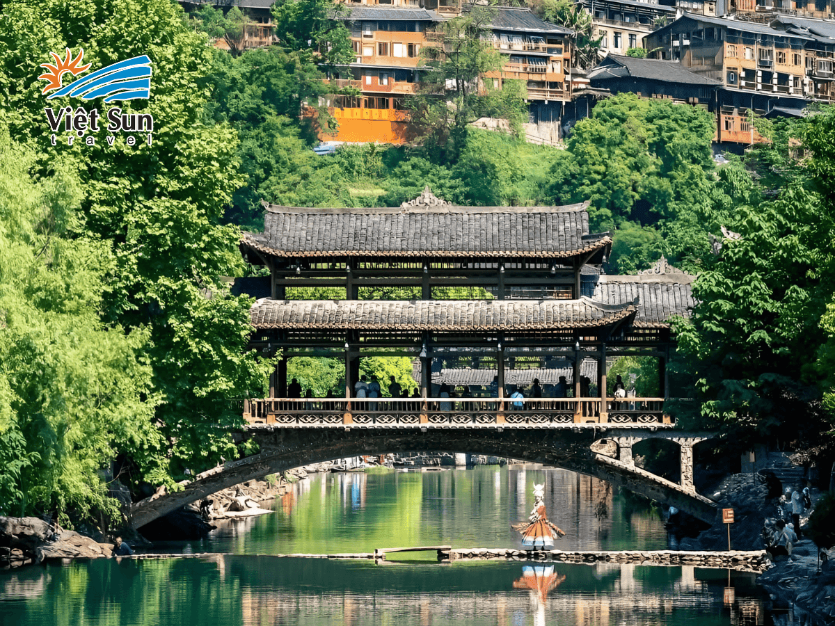 Du lịch Phượng Hoàng Cổ Trấn nên đi tour hay tự túc_ Cái nào hợp với bạn
