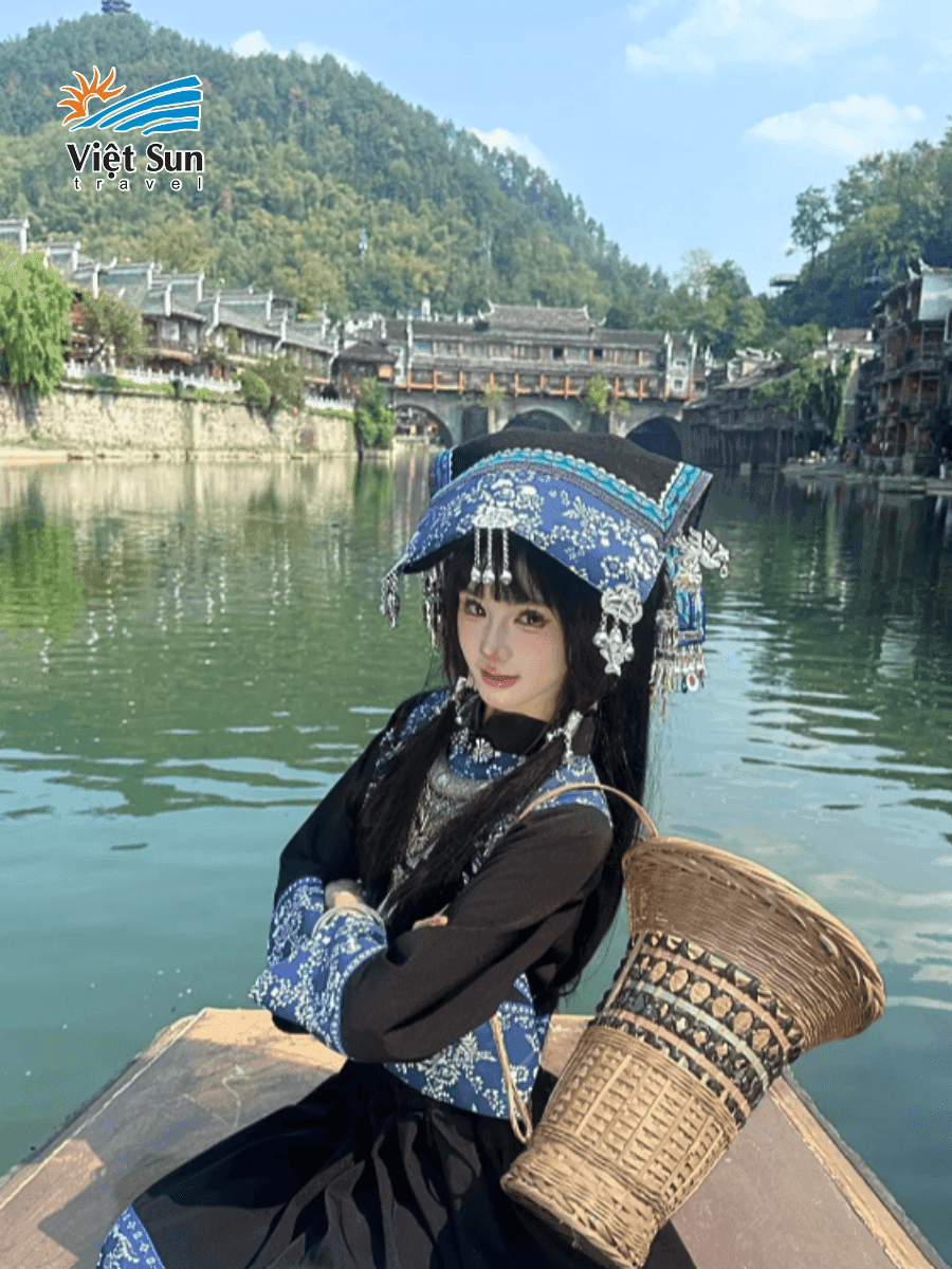 Du lịch Phượng Hoàng Cổ Trấn – ngồi thuyền trôi nhẹ trên dòng Đà Giang, thu trọn vẻ đẹp cổ kính và sông nước hữu tình