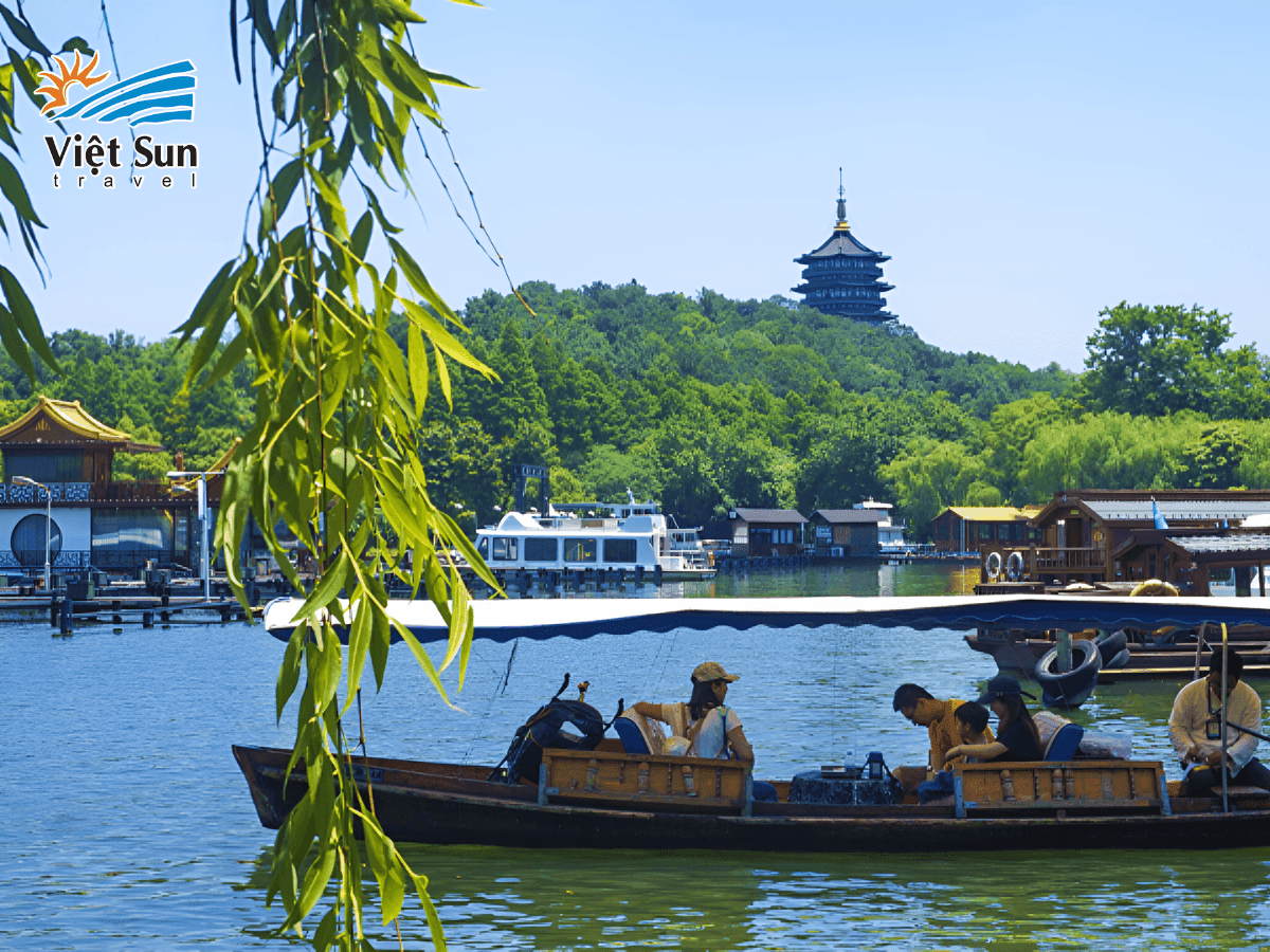 Du thuyền trên Tây Hồ, trải nghiệm yên bình giữa làn nước xanh biếc.png