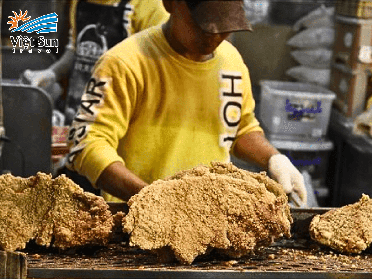 Gà chiên phô mai kéo sợi và xúc xích nướng hấp dẫn.