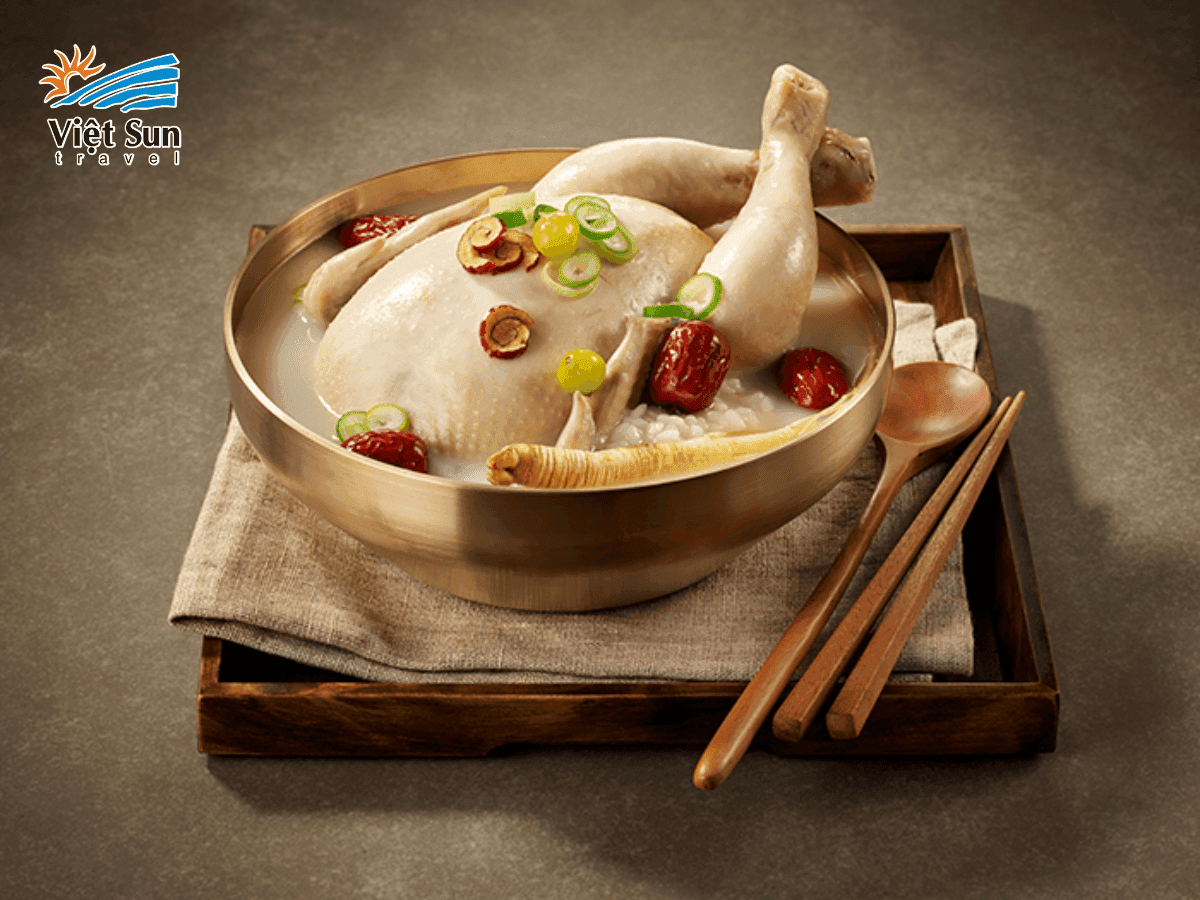 Gà hầm nhân sâm Samgyetang – Món ăn bổ dưỡng truyền thống Jeju