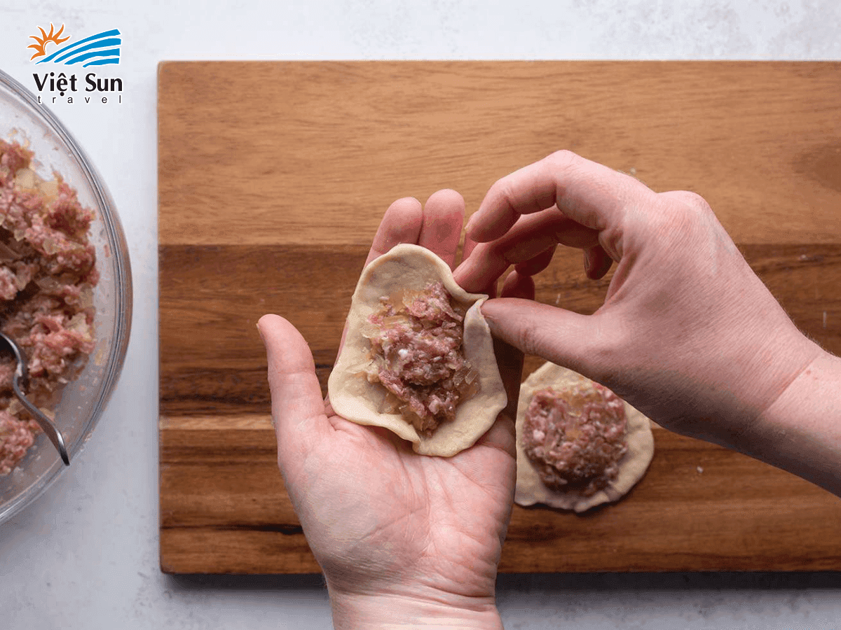 Gấp nếp bánh là bước đòi hỏi sự khéo léo và kiên nhẫn