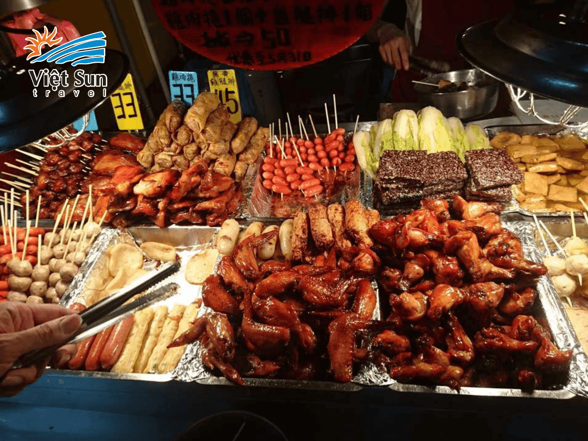 Gian hàng ẩm thực đông nghịt du khách ở chợ Phùng Giáp.