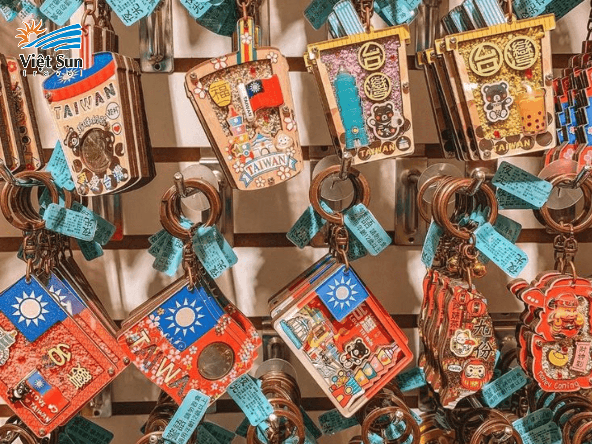 Gian hàng tranh vẽ tay và đồ lưu niệm ngay bên bậc thang.