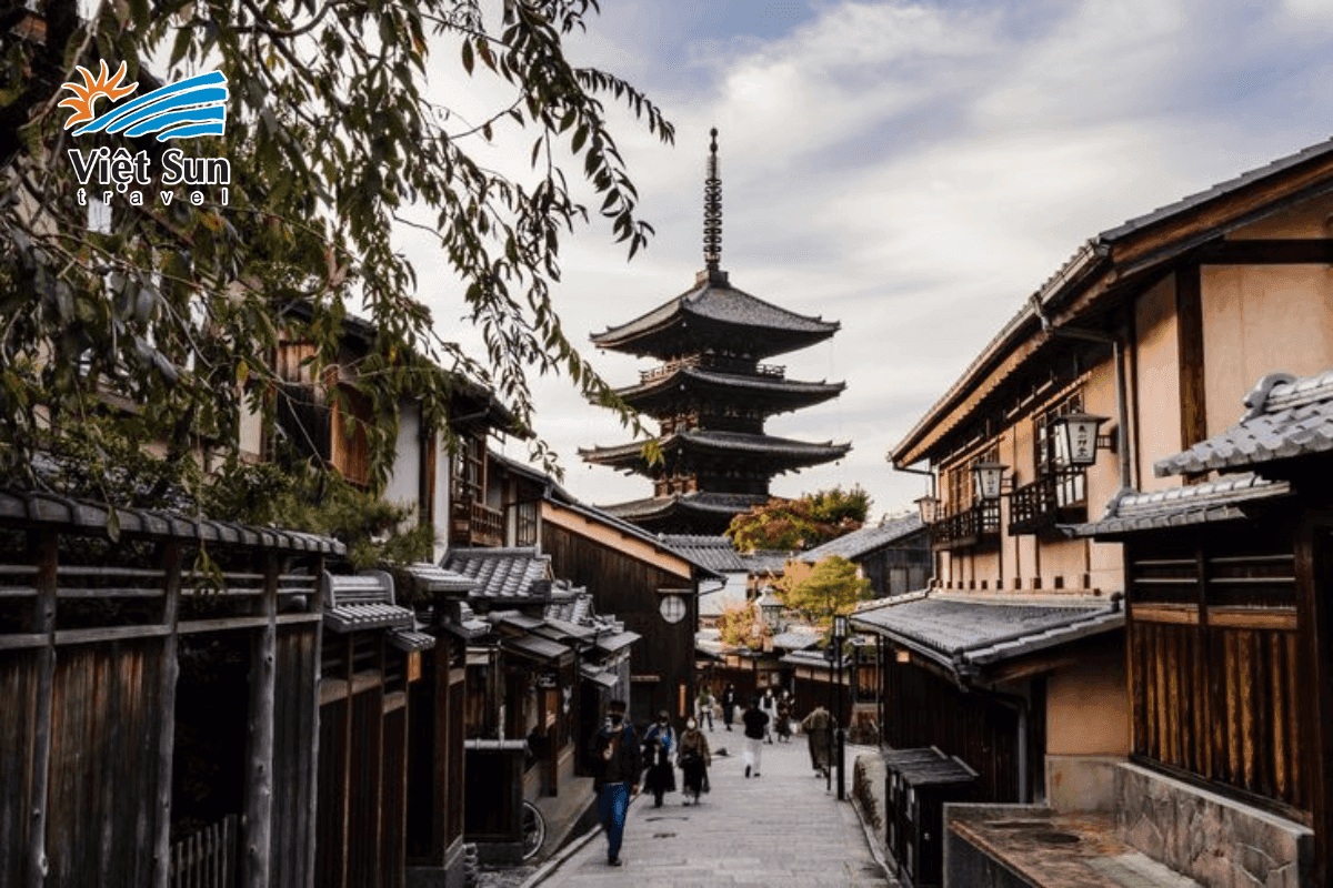 Góc phố cổ Higashiyama Kyoto với mái ngói trầm mặc.