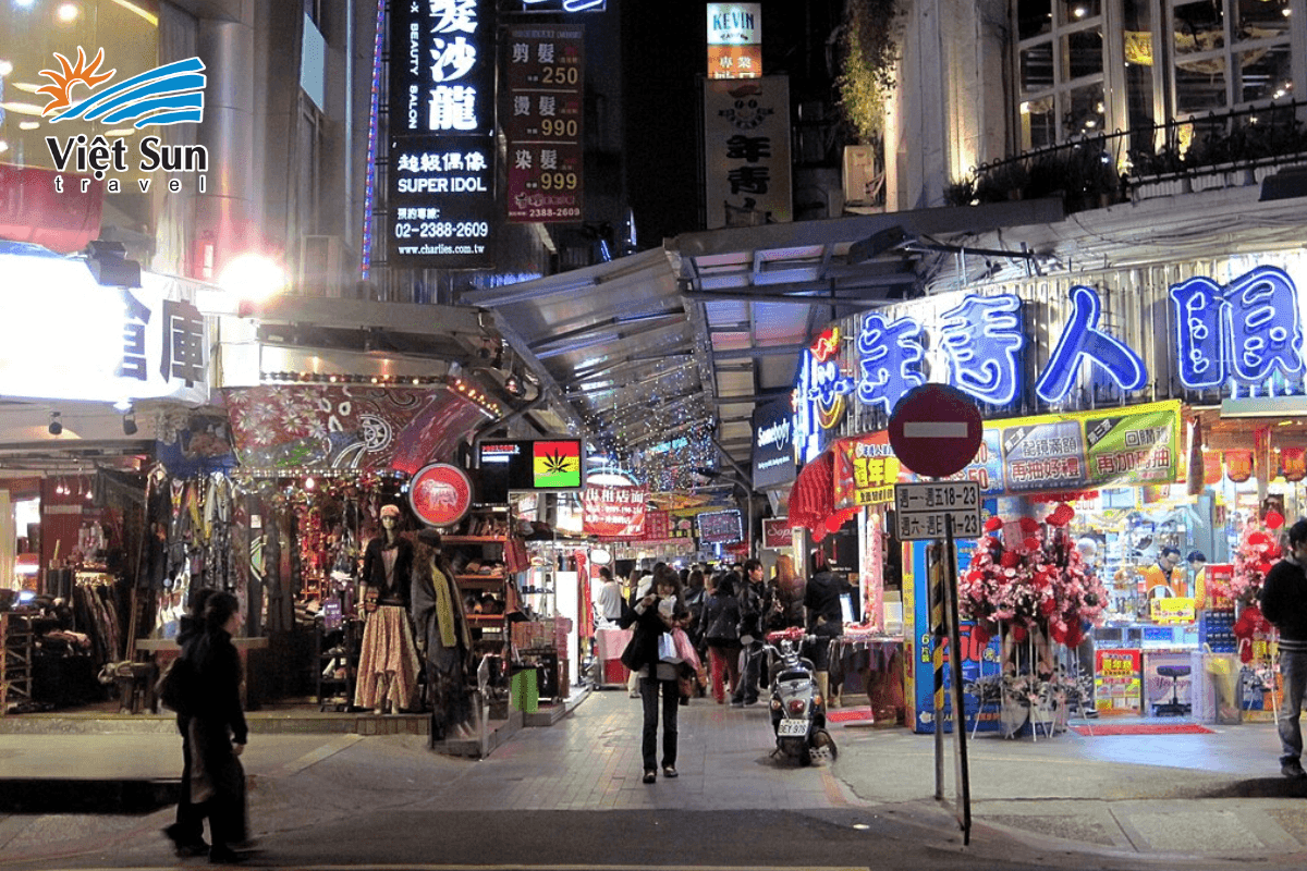 Góc phố cổ Tây Môn Đình với các biển hiệu xưa và ánh đèn rực rỡ.