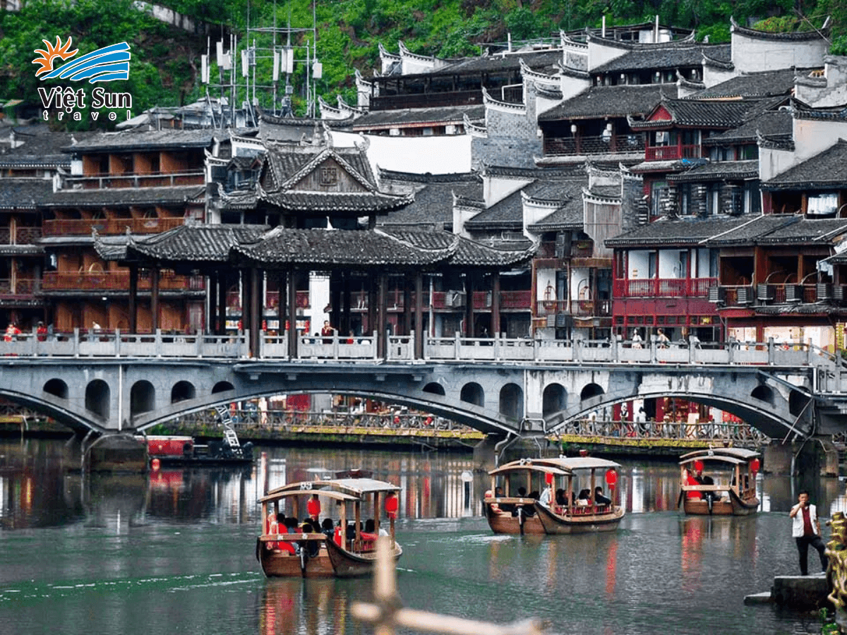 Góc phố cổ mang dấu ấn phong tục người Miêu tại Phượng Hoàng cổ trấn