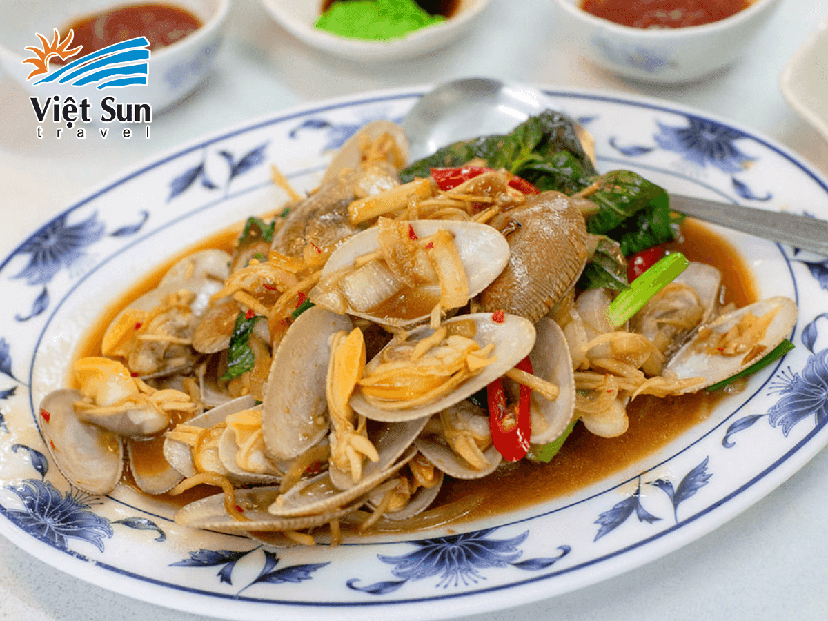 Hải sản sống được chọn tại quầy và chế biến ngay tại chỗ