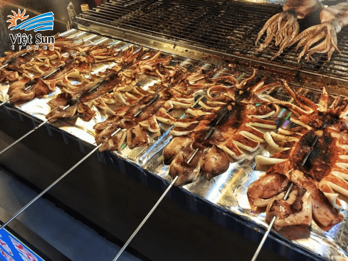 Hải sản tươi rói nướng tại chỗ với khói bốc nghi ngút.