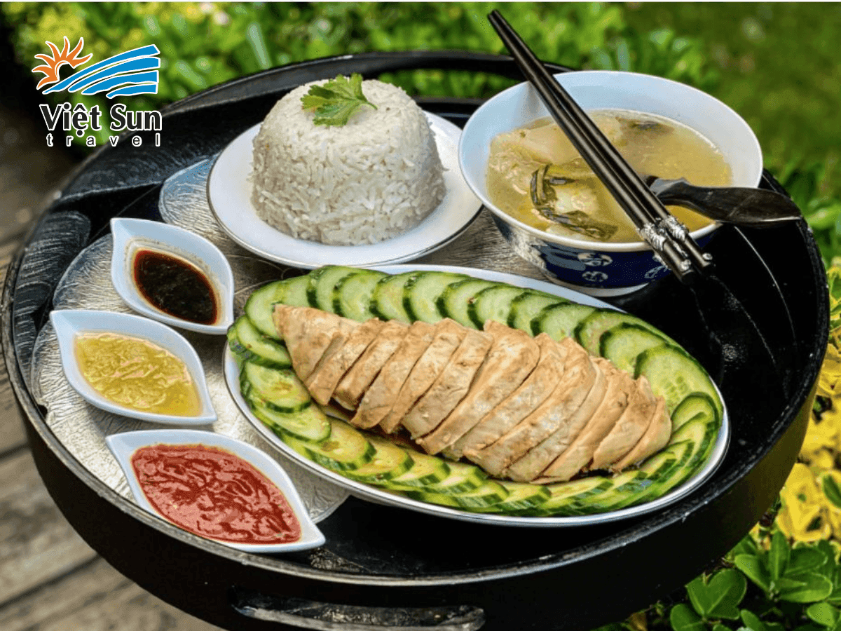 Hainanese Chicken Rice - món cơm gà nổi tiếng đậm chất Trung Hoa