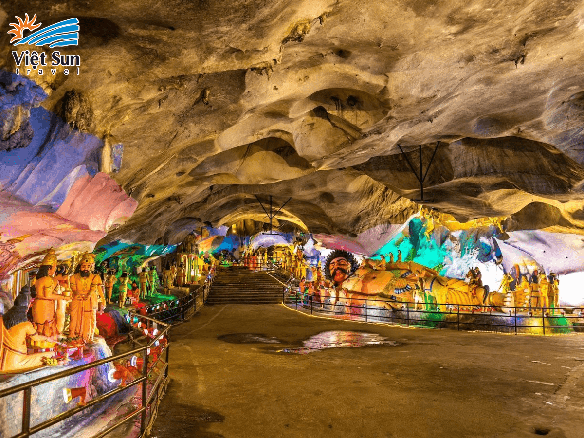 Hang Triển lãm - Nơi trưng bày các bức tượng, phù điêu và tranh tường đậm chất nghệ thuật