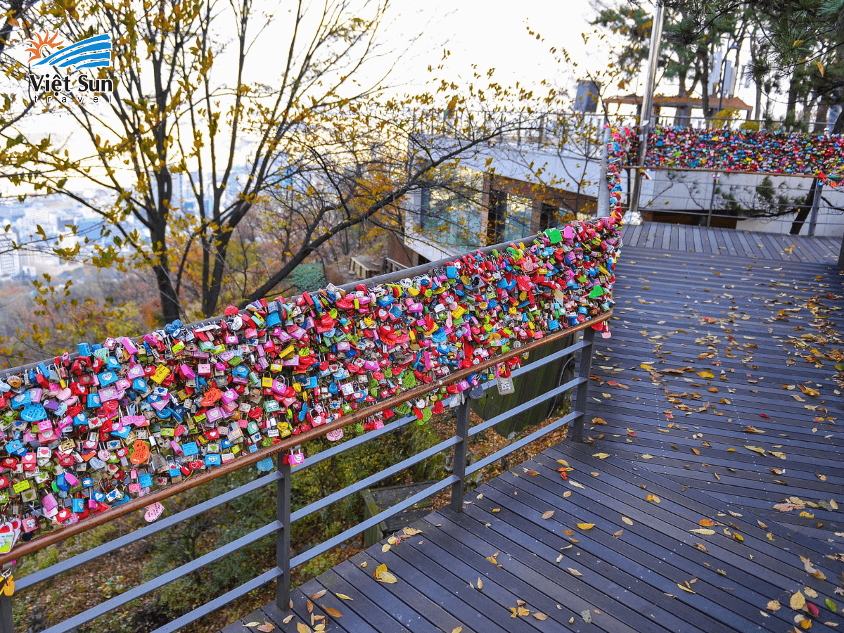 Hàng ngàn chiếc khóa tình yêu được treo đầy màu sắc trên cầu dưới chân Tháp Namsan