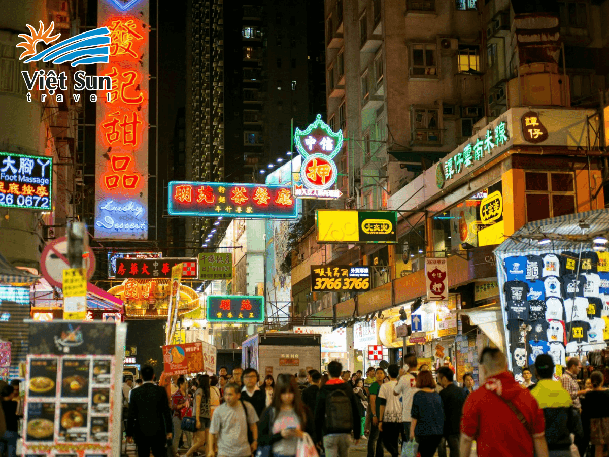 Hàng quán san sát tại Mong Kok, tấp nập thực khách và xe đẩy đồ ăn