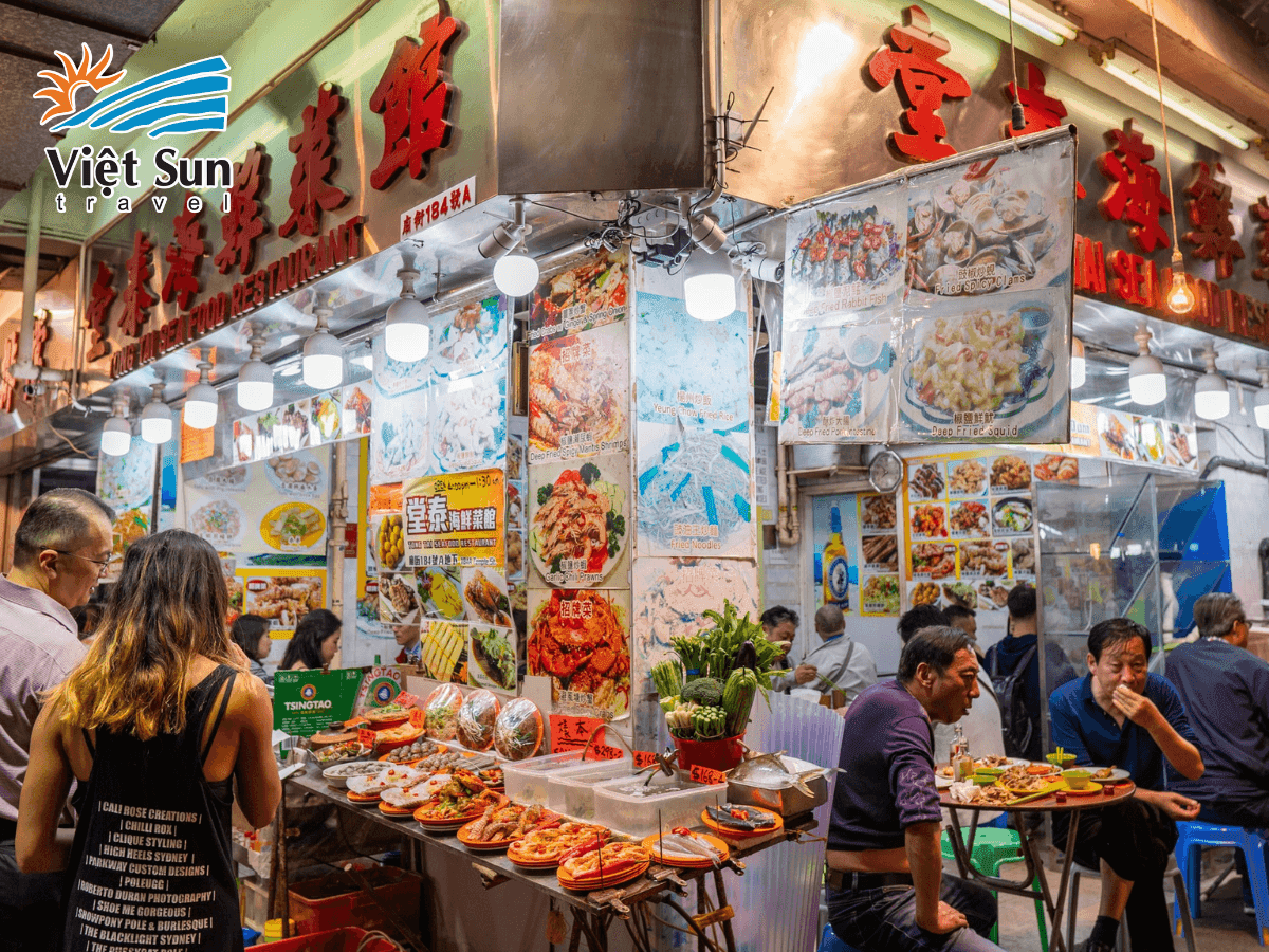 Hàng quán ven đường tại Temple Street lên đèn nhộn nhịp vào buổi tối.png