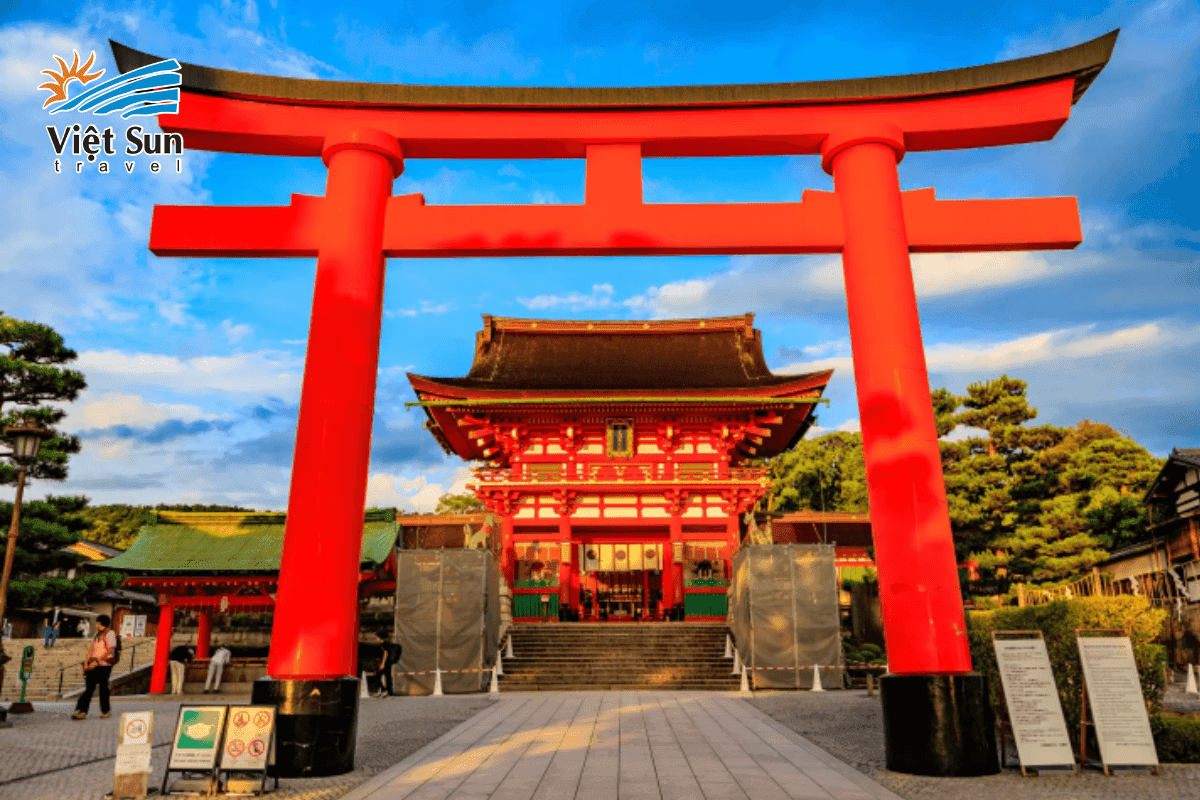 Hành lang Torii đỏ rực rỡ tại đền Fushimi Inari – biểu tượng tâm linh Kyoto.