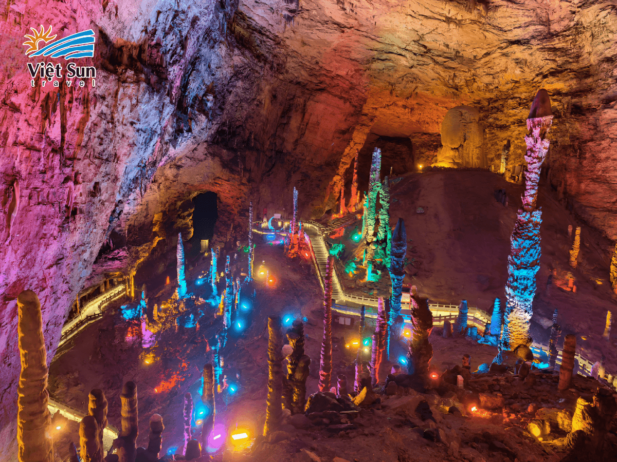 Hệ thống nhũ đá lung linh của Hoàng Long Động như những ngọn đèn chùm thiên nhiên giữa cung điện ngầm