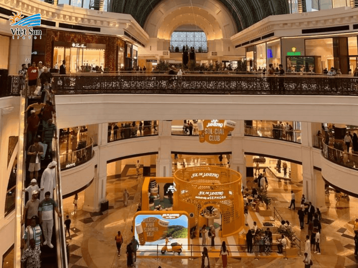Hình ảnh du khách tham quan trung tâm thương mại Dubai Mall