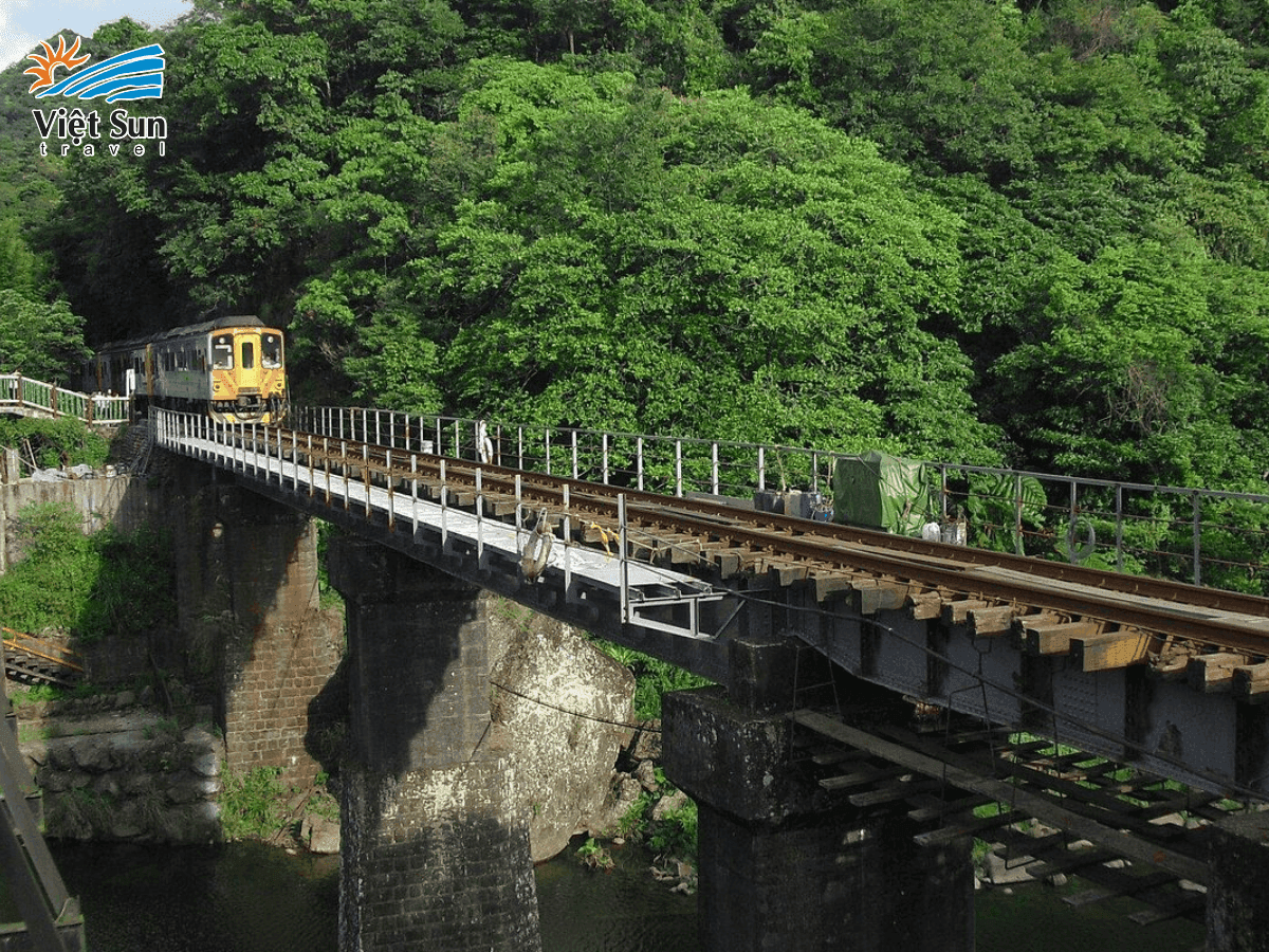 Hình ảnh tàu Pingxi Line băng qua núi rừng thơ mộng.png