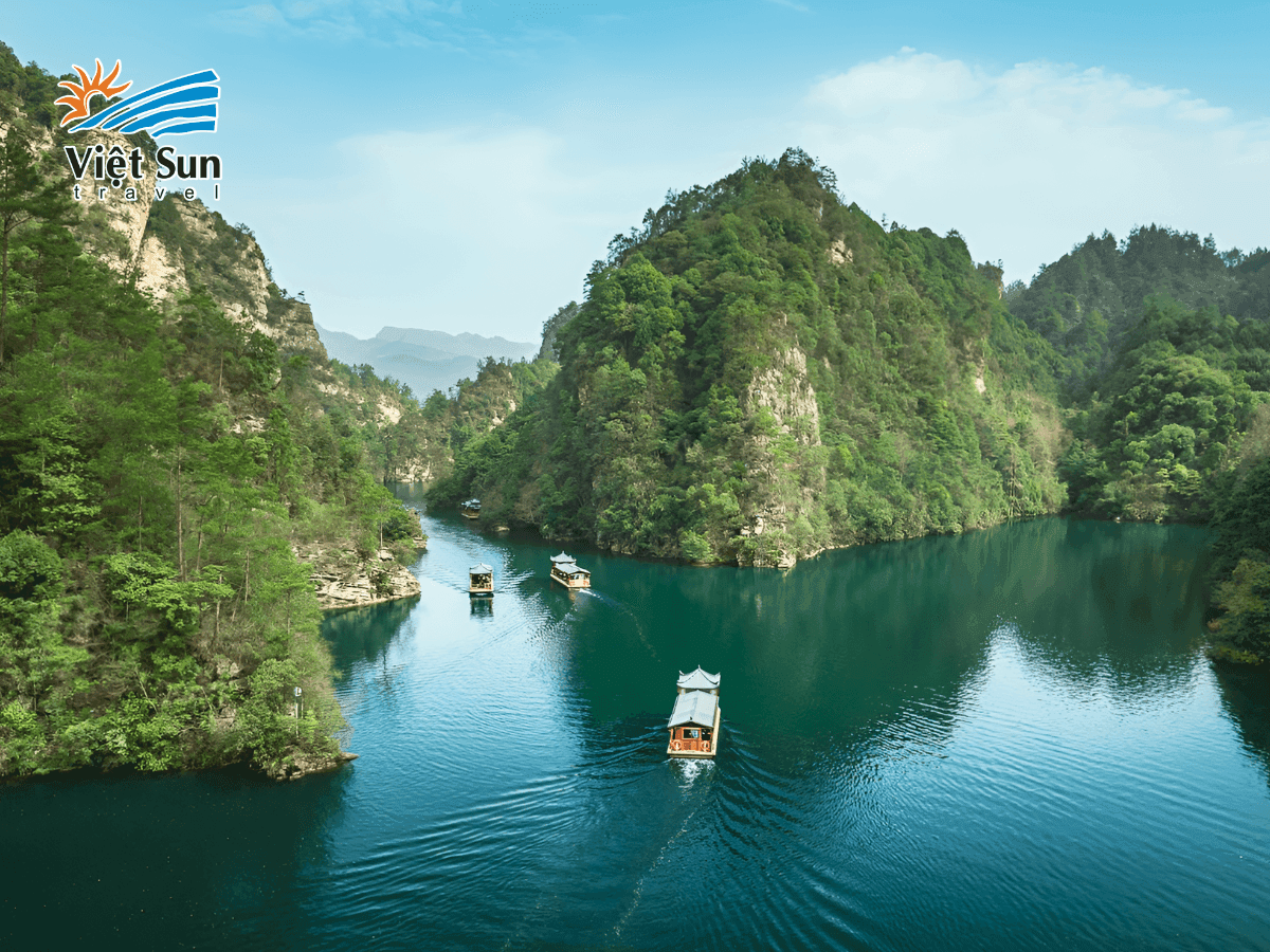 Hồ Bảo Phong trong xanh giữa núi rừng, điểm dừng chân yên bình giữa lòng Vũ Lăng Nguyên