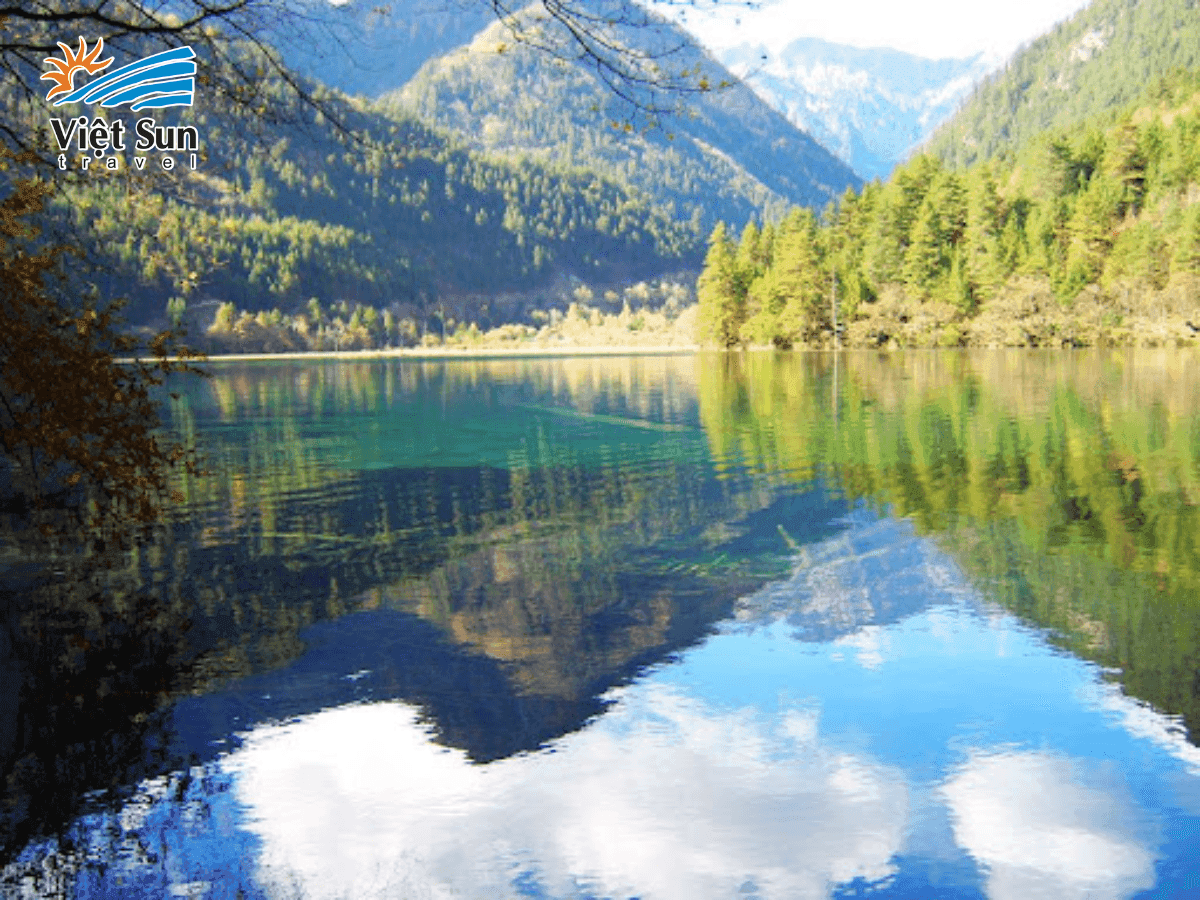 Hồ Gương phản chiếu trời mây, điểm ngắm bình minh đẹp nhất