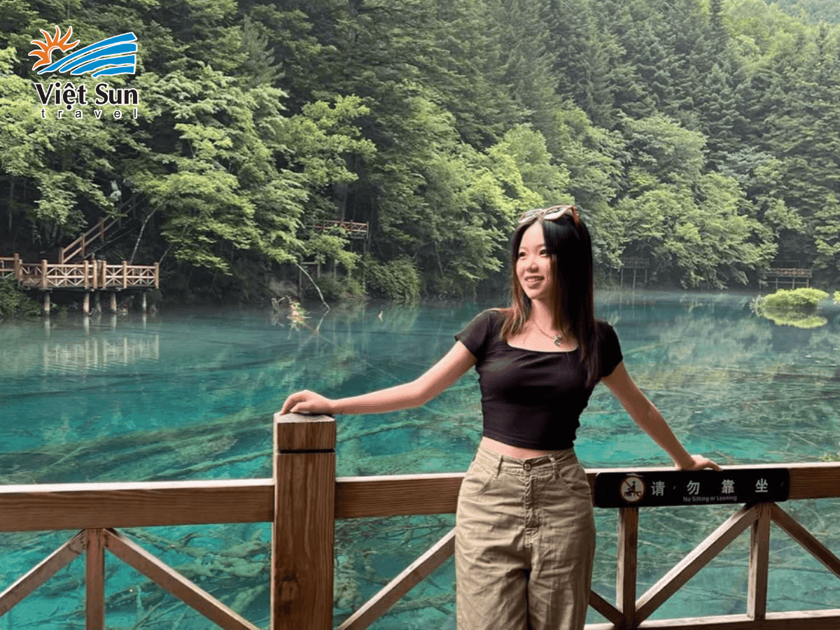 Hồ Ngũ Hoa, một trong những hồ nổi tiếng nhất tại Cửu Trại Câu với màu nước thay đổi theo ánh sáng