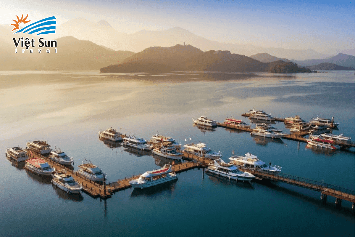 Hồ Nhật Nguyệt nhìn từ trên cao – Non nước giao hòa như tranh thủy mặc.