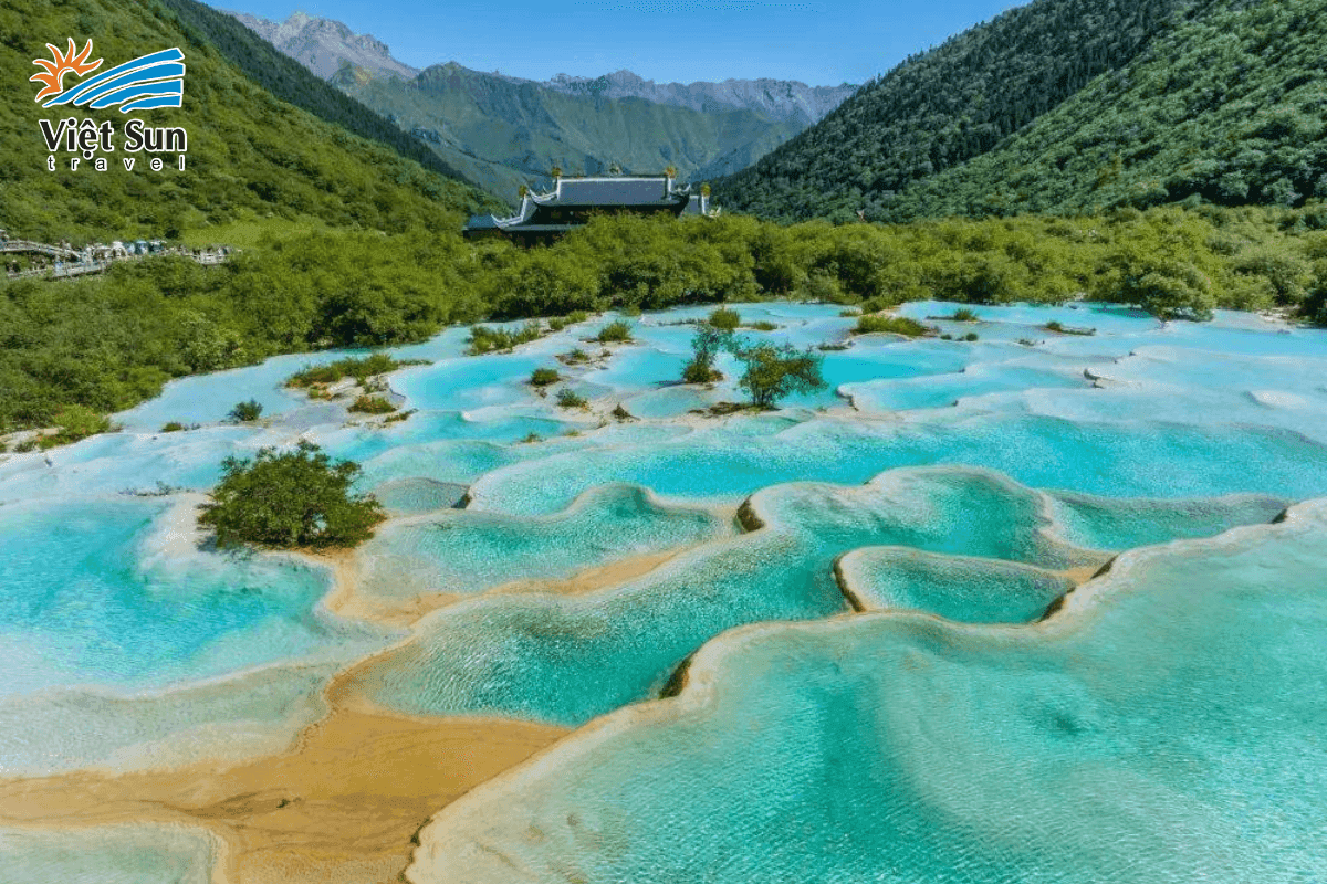 Hoàng Long, bức tranh đá vôi rực rỡ giữa lòng thiên nhiên hoang sơ