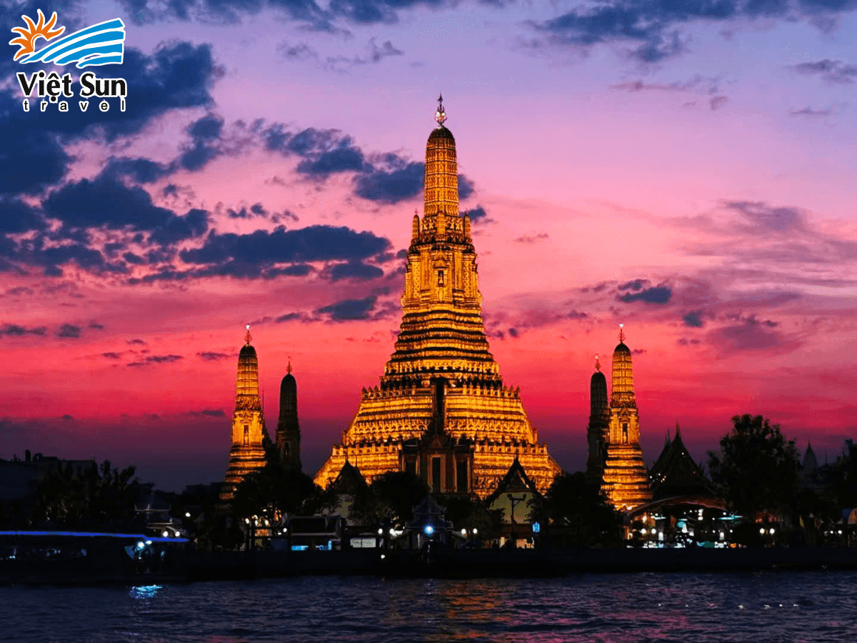 Hoàng hôn Wat Arun từ bên kia sông Chao Phraya