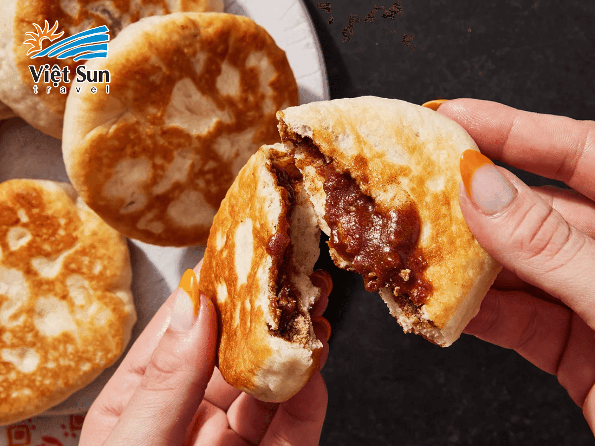 Hotteok bánh rán nhân đường nâu nóng hổi, giòn thơm hấp dẫn
