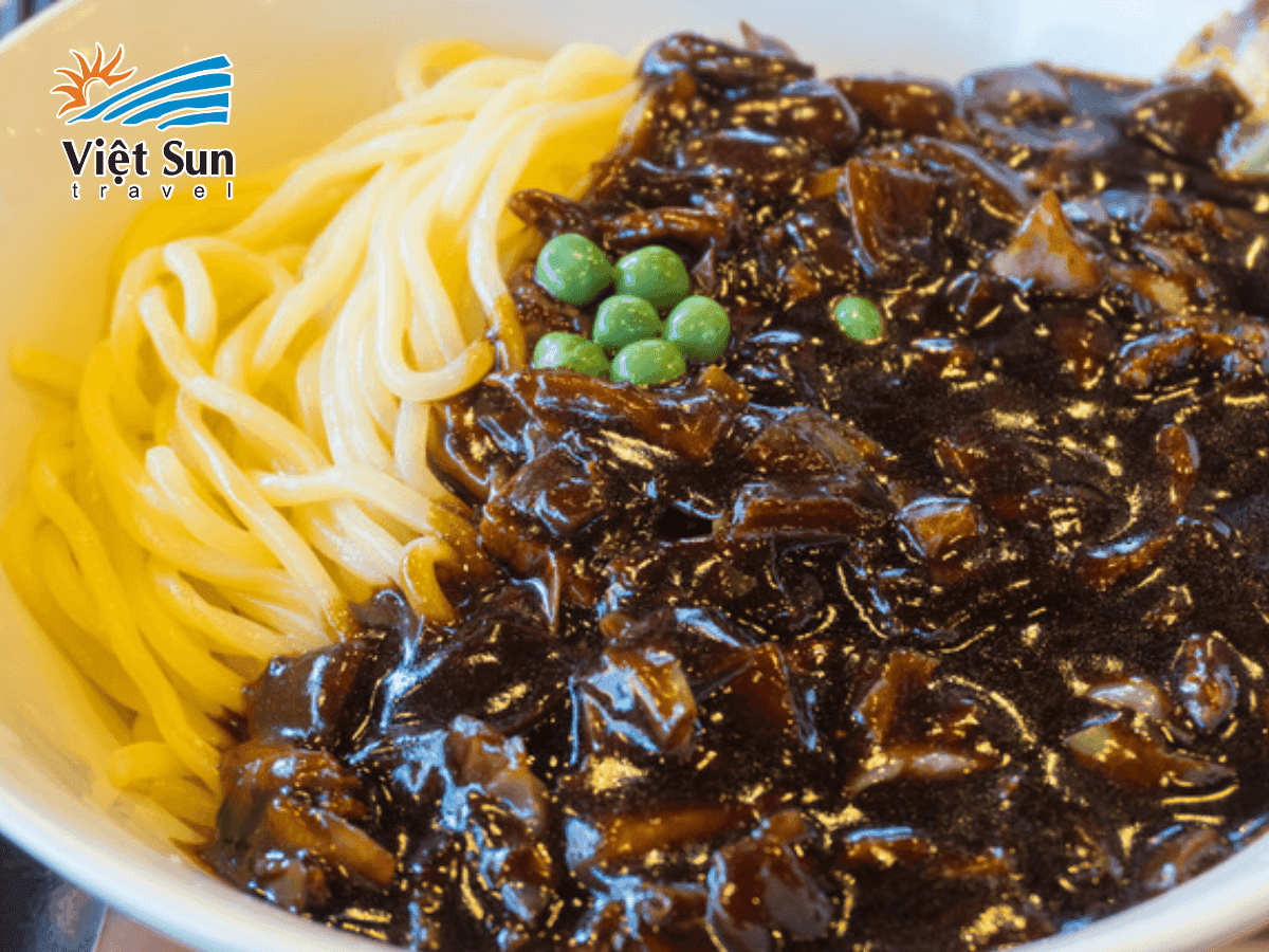 Jajangmyeon mì trộn sốt đậu đen sánh mịn hấp dẫn