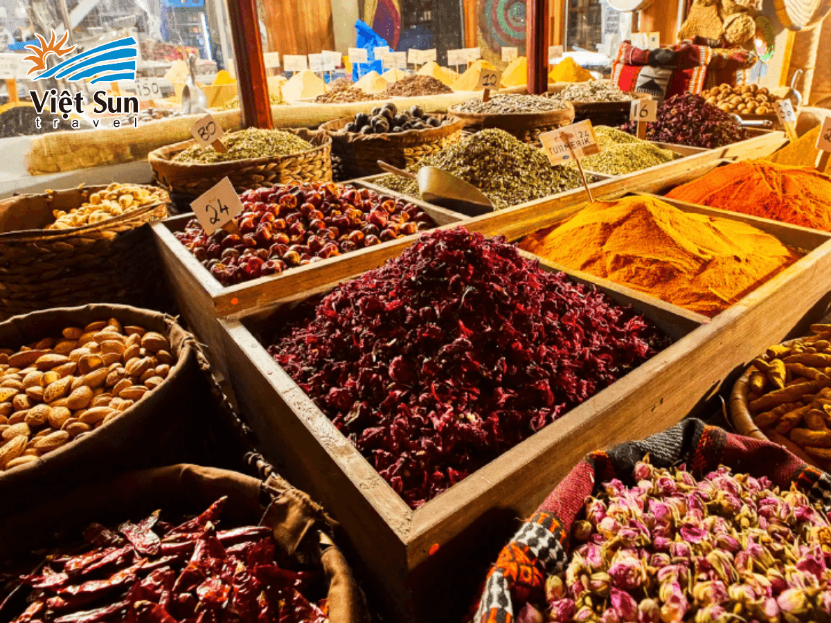 Kệ gia vị đầy màu sắc tại chợ gia vị Spice Souk