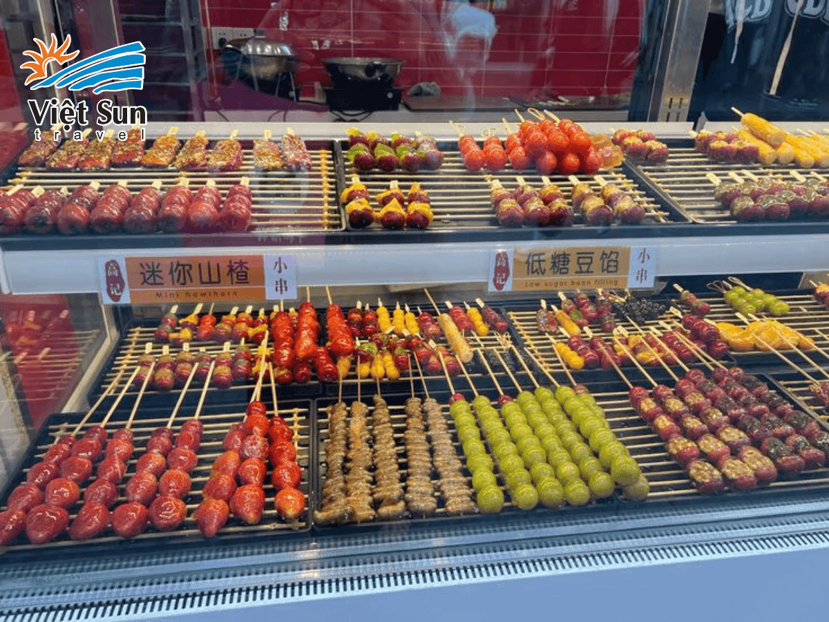 Kẹo hồ lô bọc đường – ngọt nhẹ, chua thanh, là nét ẩm thực đường phố thú vị nhất khi ăn đêm Đài Loan