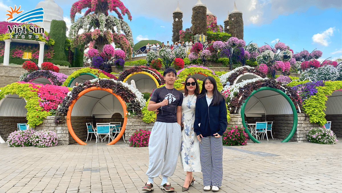 Khách Viet Sun Travel Check-in Miracle Garden