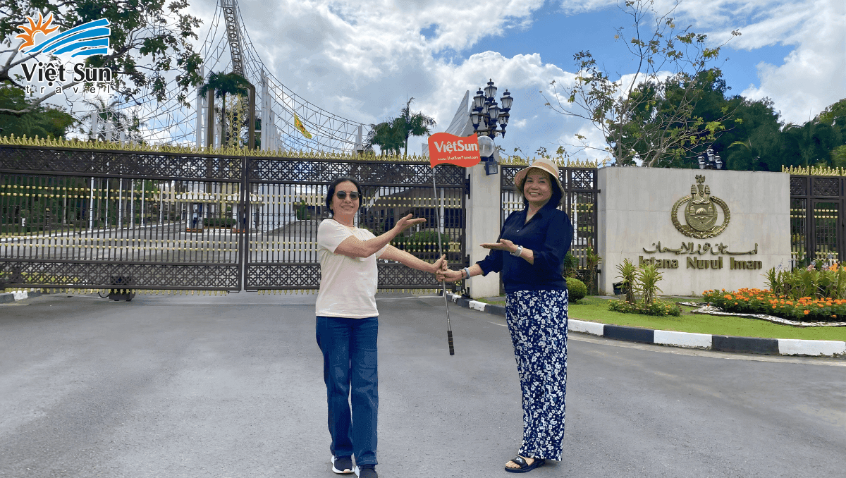 Khách Viet Sun Travel Check-in trước Hàng cung Istana Nurul Iman
